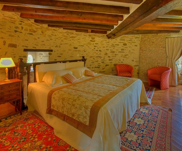 De l’époque médiévale (1209) à nos jours : Le Château d’Hauterives